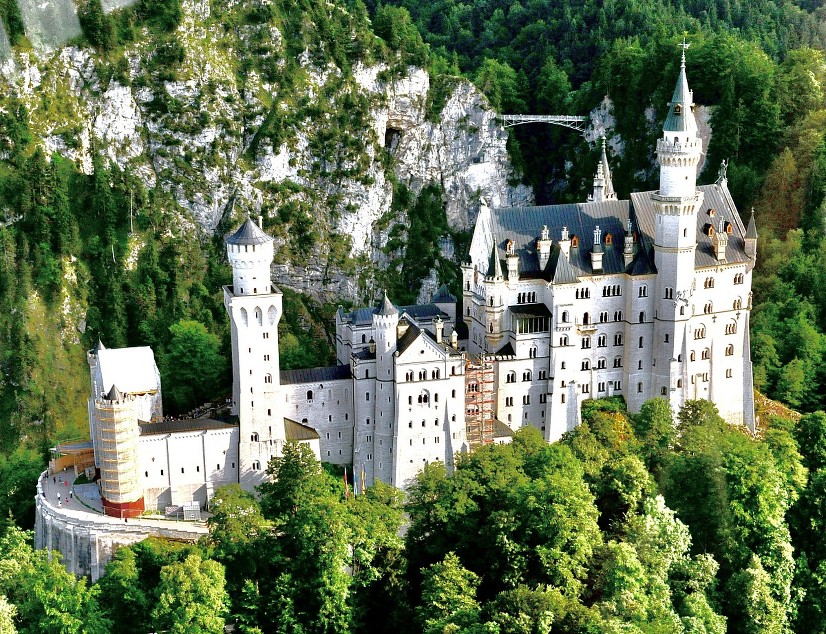 德国天鹅堡一般指新天鹅堡,全名新天鹅石城堡,是 19 世纪晚期的建筑