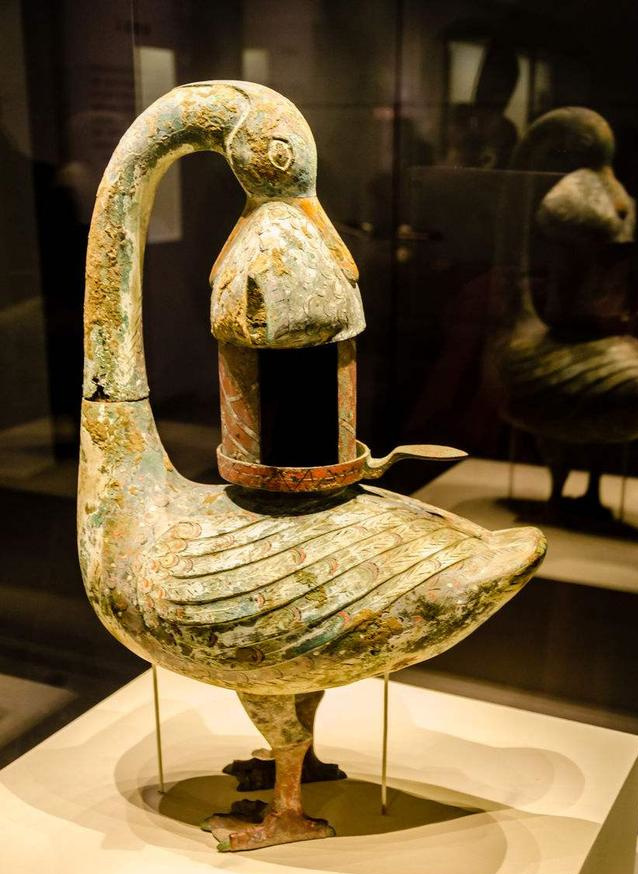 这是古代的彩绘灯盏,一件小小的照明物件,古人都做的这么逼真精美,看