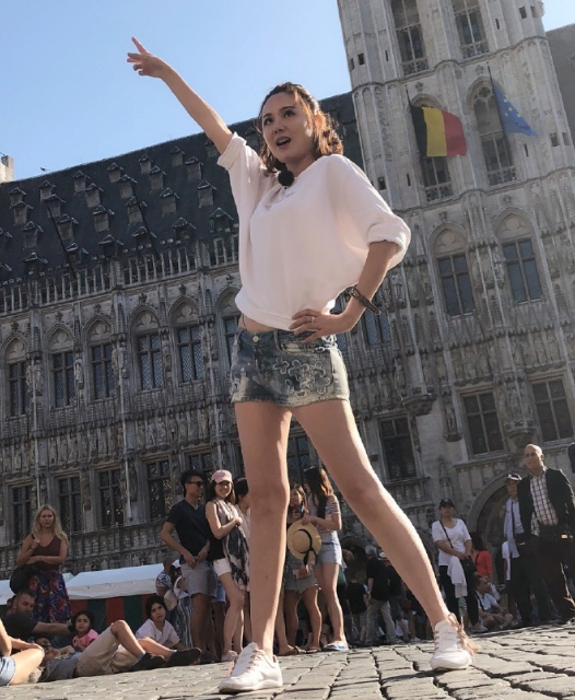 程莉莎当众穿短裤秀美腿,网友:才知道原来我们冤枉郭晓冬那么久