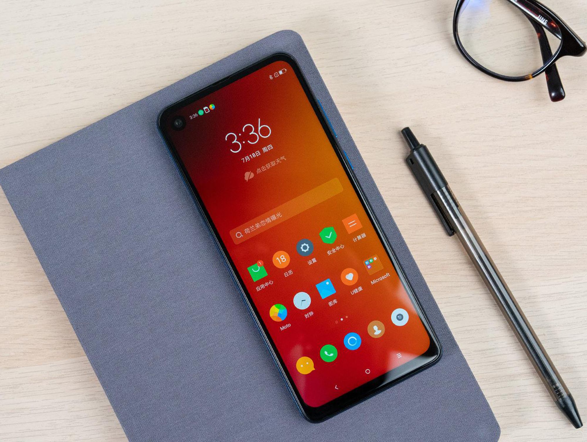 发布4天已降200,摩托罗拉挖孔带鱼屏手机,搭载三星最新处理器