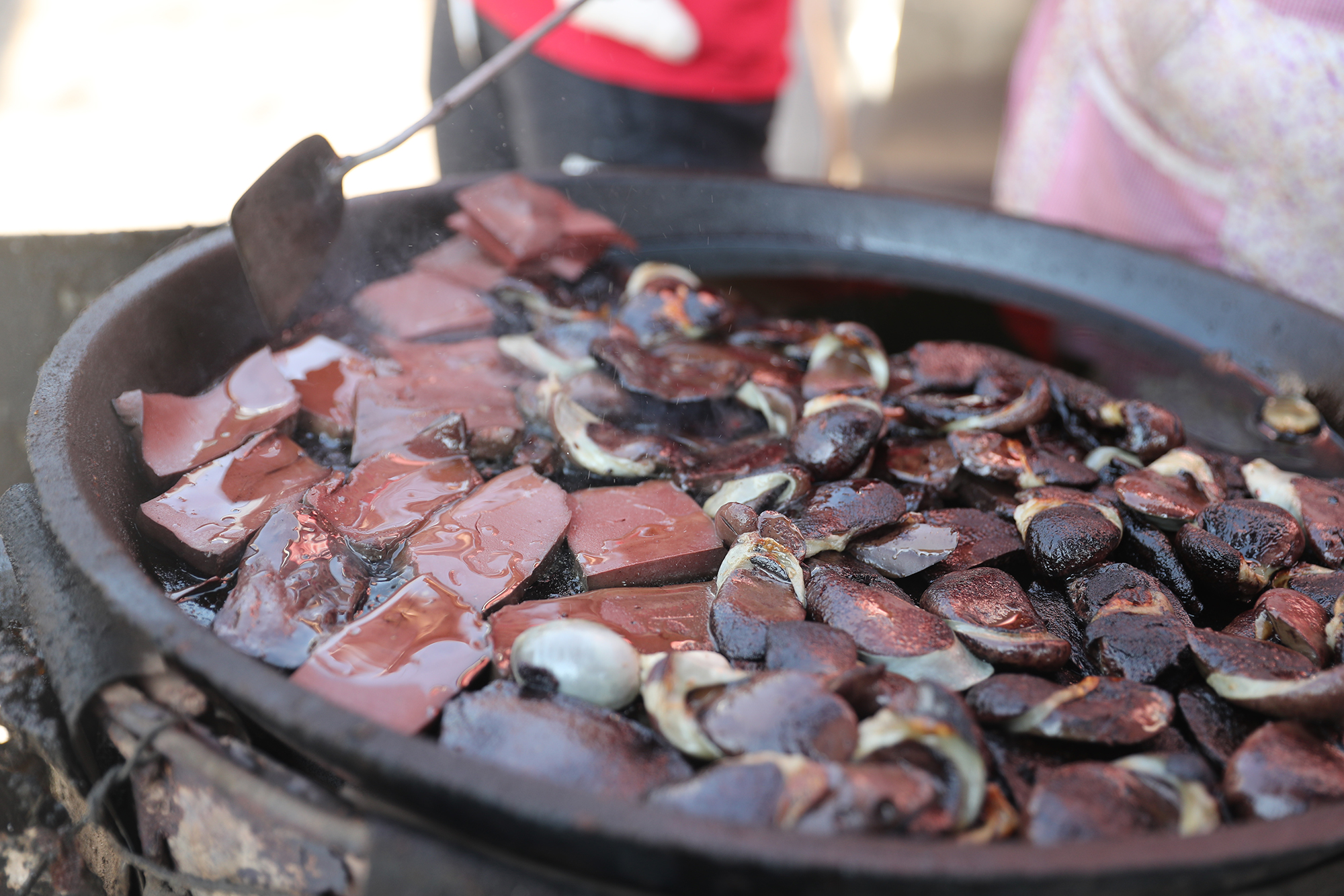 煎灌肠,烧热鏊子,一大口平底锅,上面满满当当都是烧灌肠,还有煎猪血