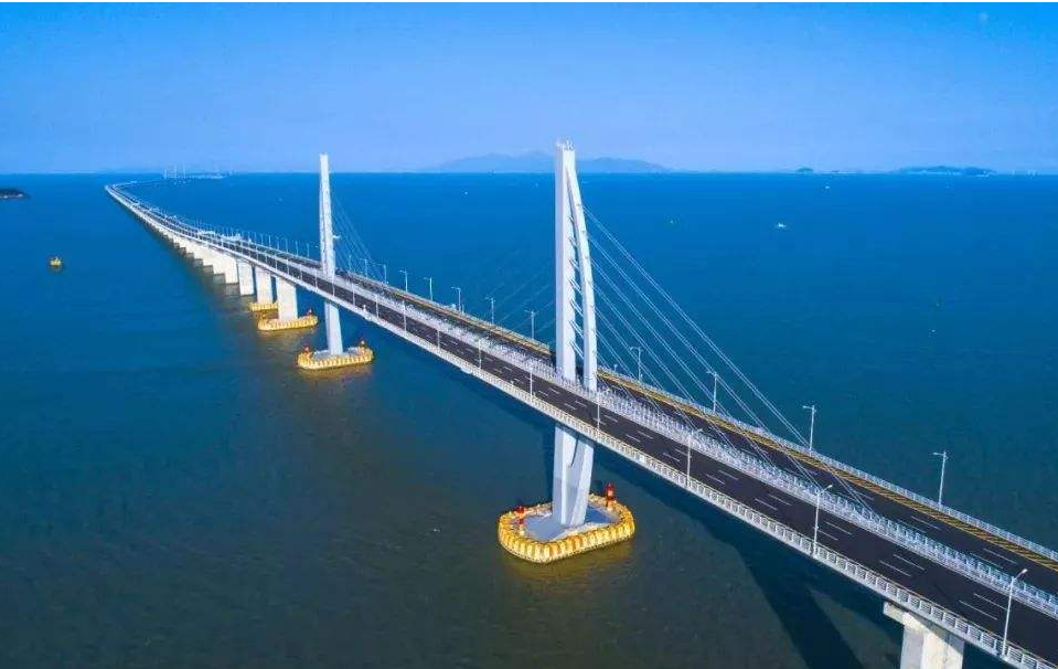 世界第一长跨海大桥,为何是弯曲的?难道笔直的不更省钱吗?