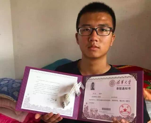 男孩676分考上清华大学,在工地上打工,掏出手机,同学沉默了!