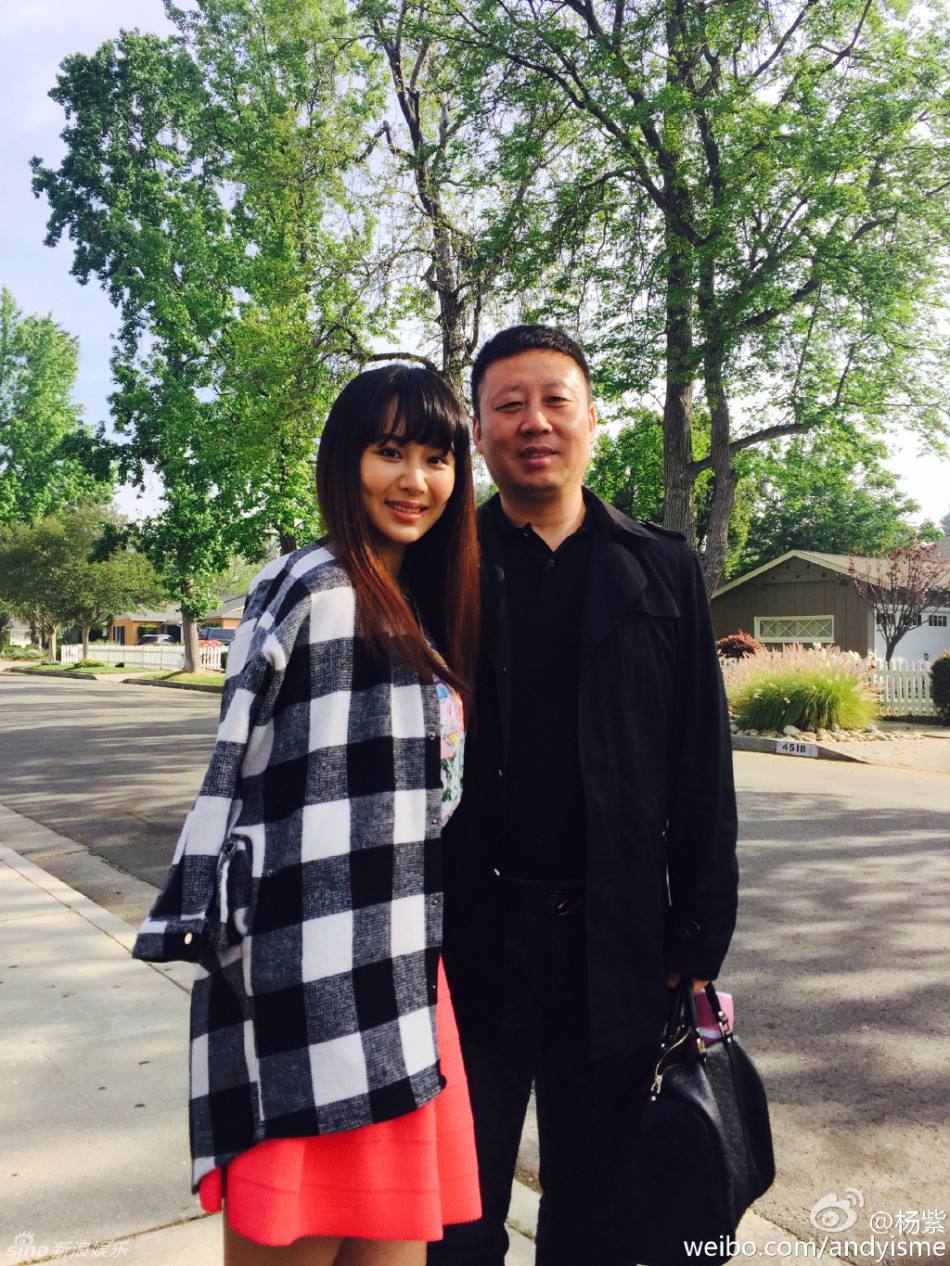 杨紫晒一家3口照片,父母颜值非常高,网友:基因真是个好东西!