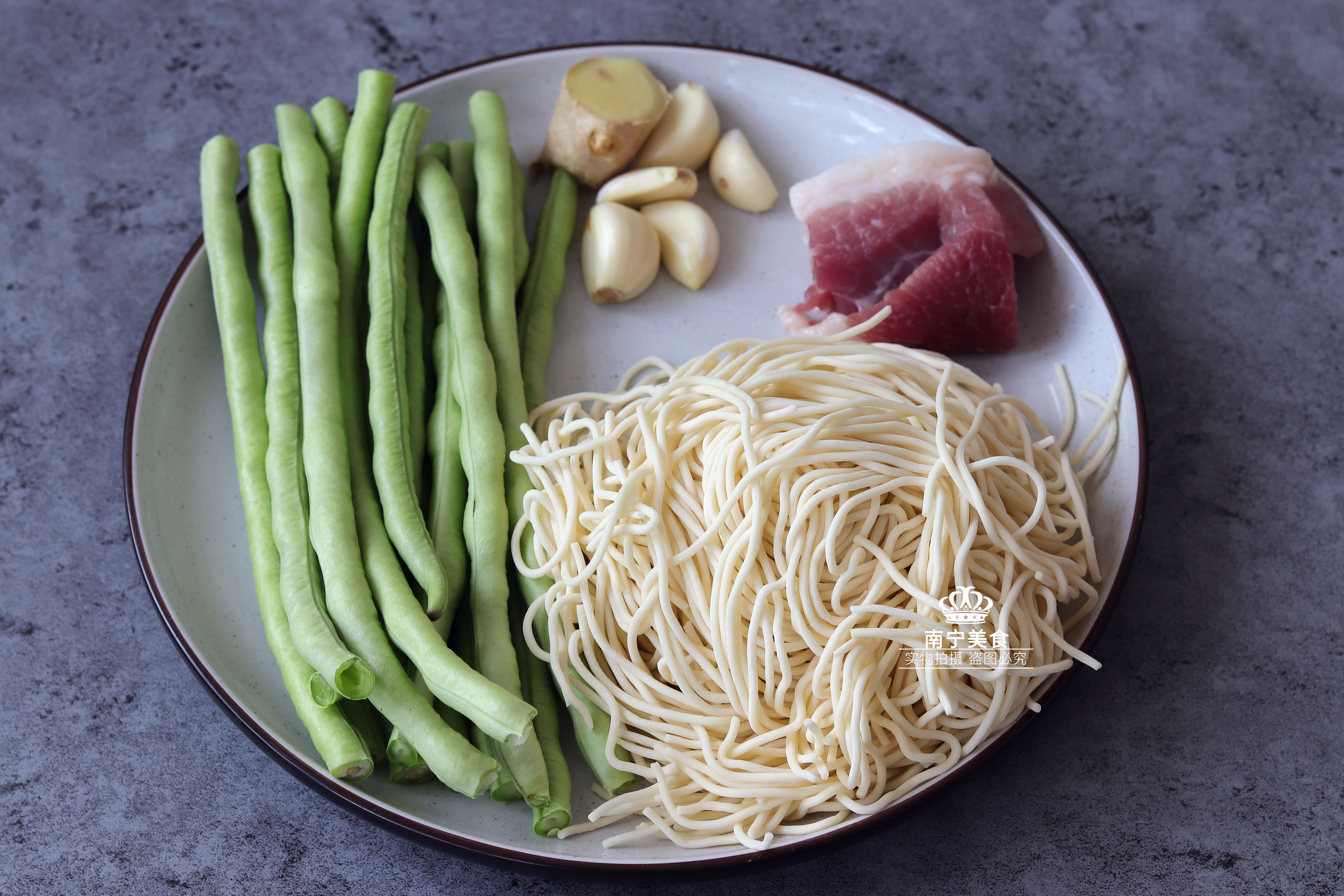 豆角燜面最好吃的做法,麵條入味又勁道,做上一鍋不夠吃