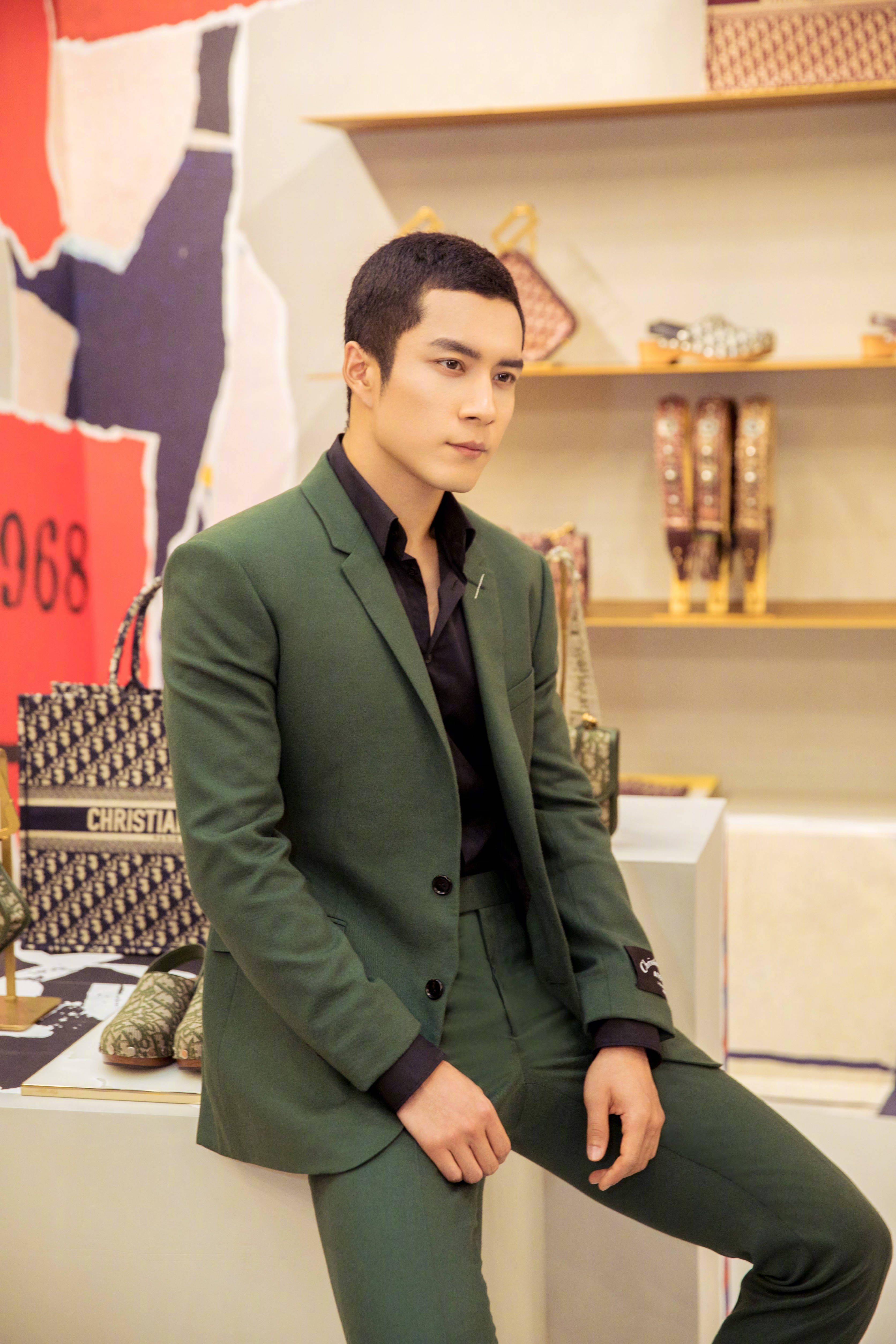 深夜放毒:韩东君小平头 绿色套装,笑起来简直就是雅痞本人了!