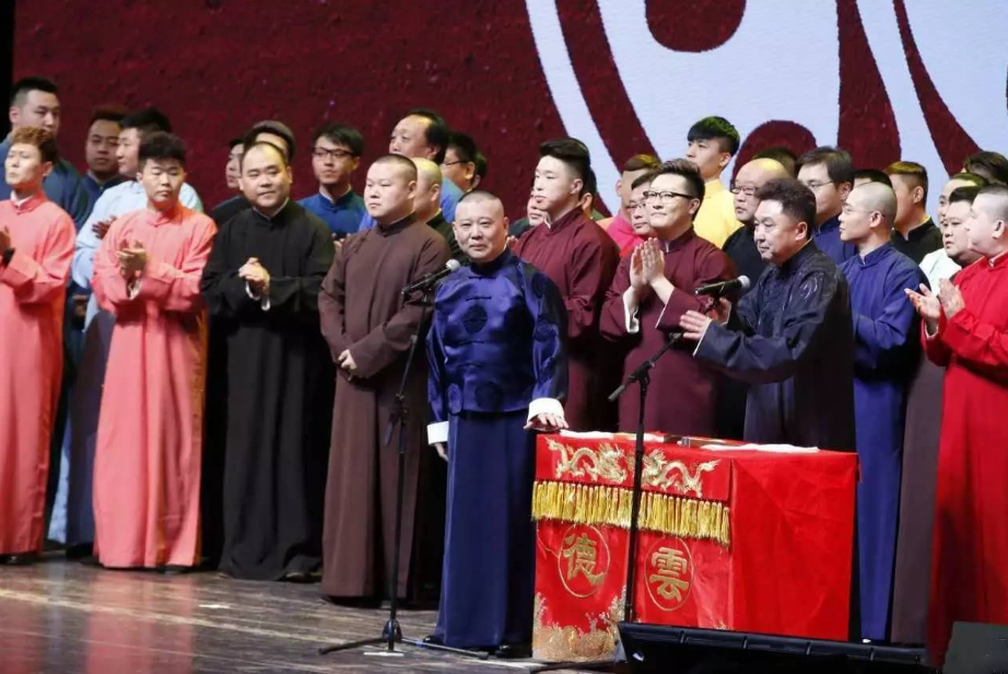 德云社老照片:没烫头的于谦,当保安的岳云鹏,养大象的孙胖子!