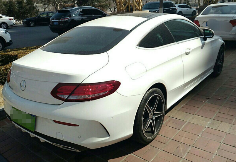 奔驰c200拥有炫酷的外形,尾部设计别具特色,整车线条优美流畅