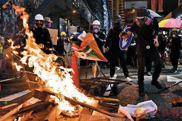 香港暴徒阻碍交通火烧警署 激起民愤:天怒人怨