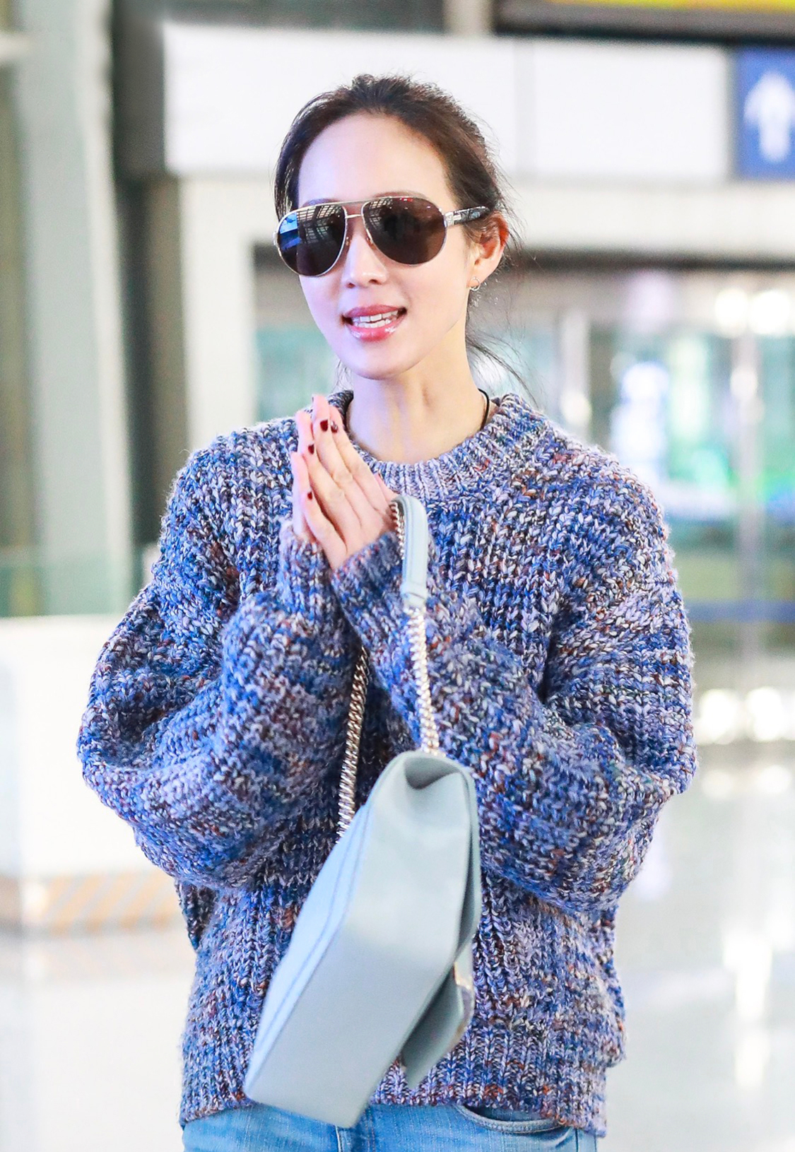 张钧甯扎丸子头真减龄,搭配毛衣青春洋溢,这款发型很多明星喜欢