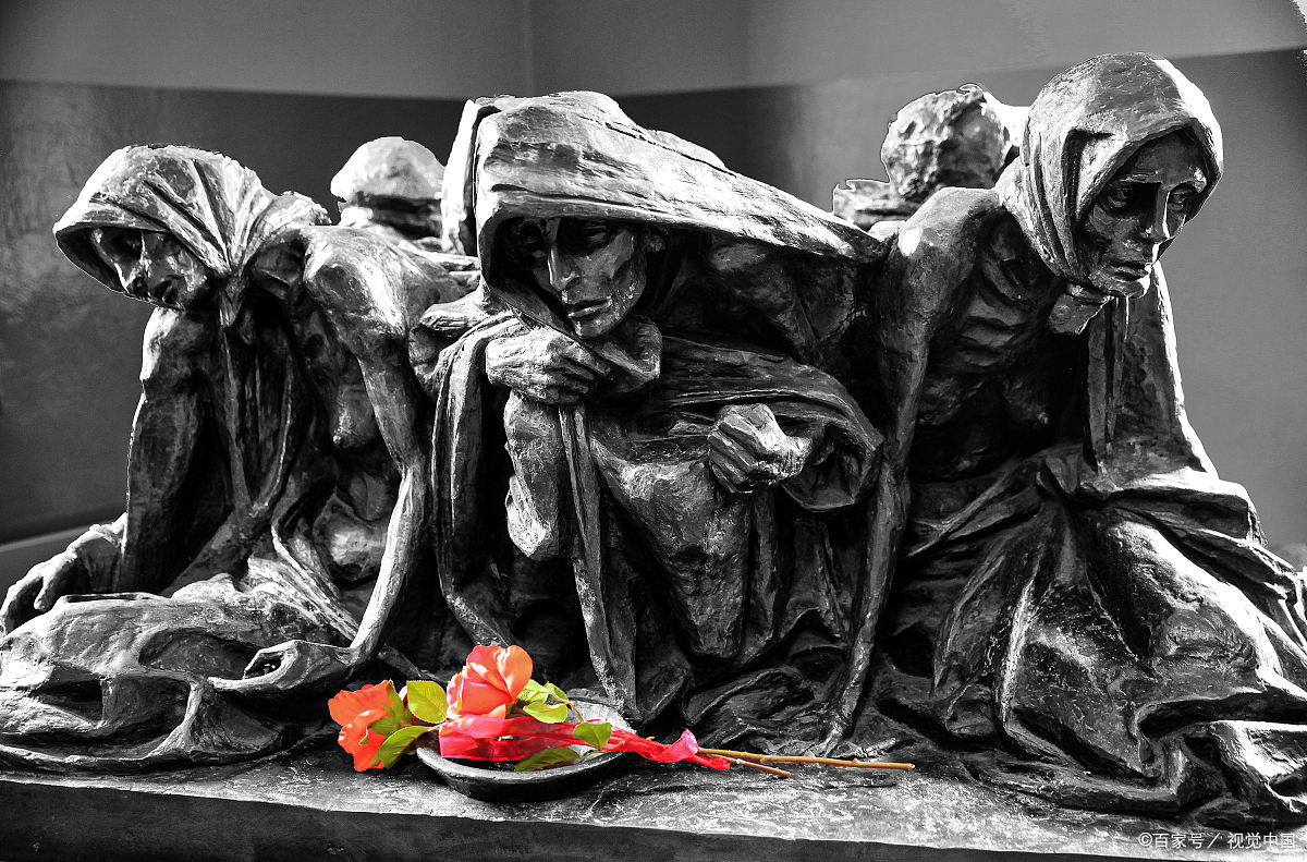 结果呢,大家盯着的,竟然是他兜里