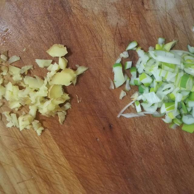 第7步,葱姜末备用.