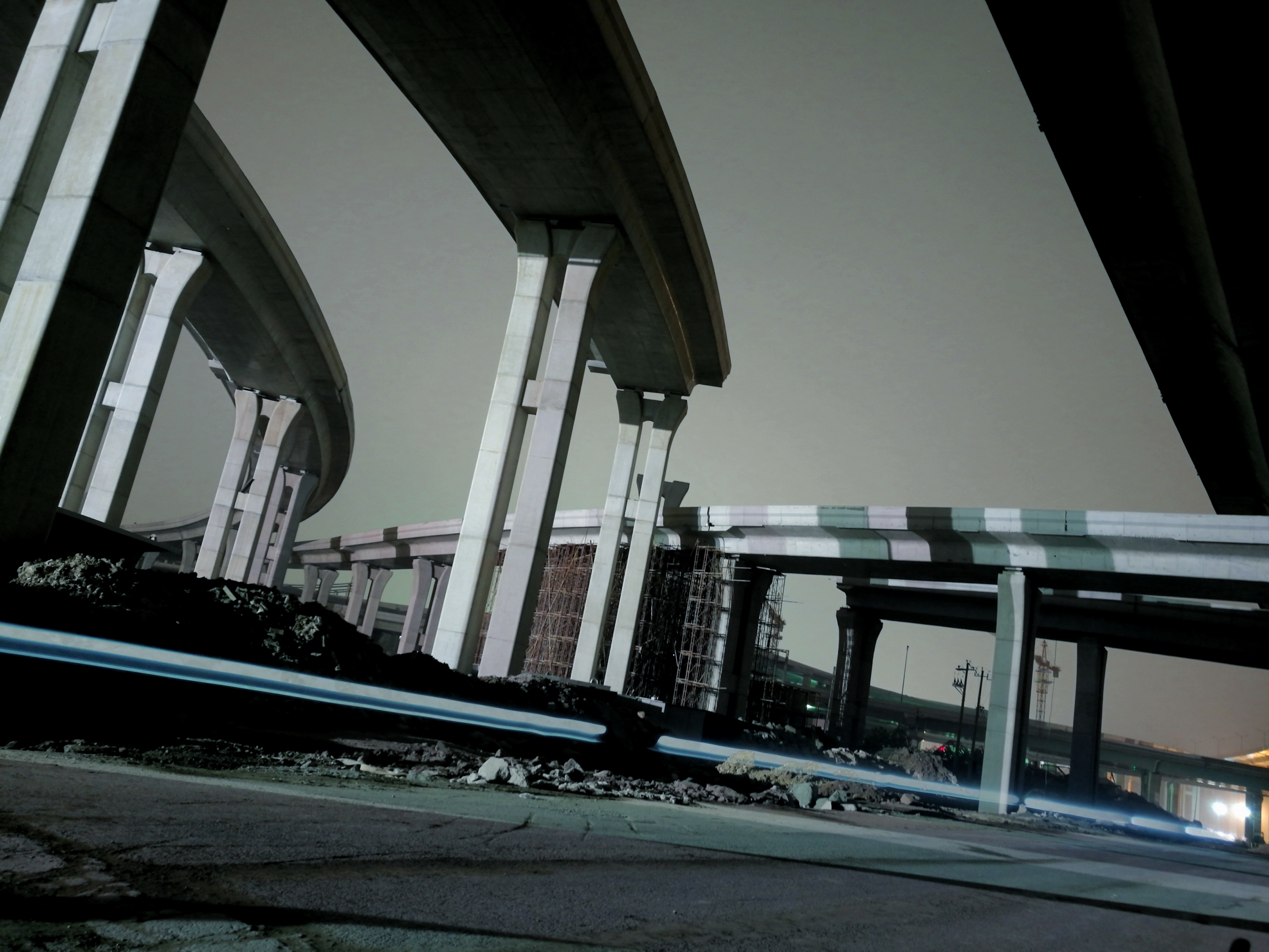 手机拍人文夜景:凌晨的高架桥工地