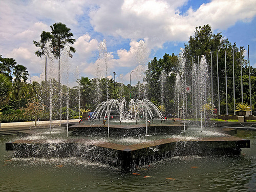 印度尼西亚棉兰——应和着蓝天和白云下的风景,透着蔚蓝的深邃