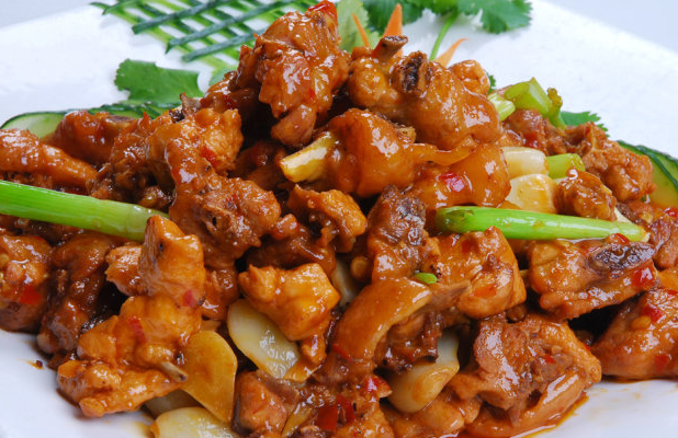 爆炒小公鸡,吃小公鸡要吃骨架肉,肉连骨,骨连味,撕肉啃骨!