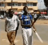 搞笑gif,由笑话小锦囊为您编辑:他们本来有兄弟6人,如今只剩下2人.