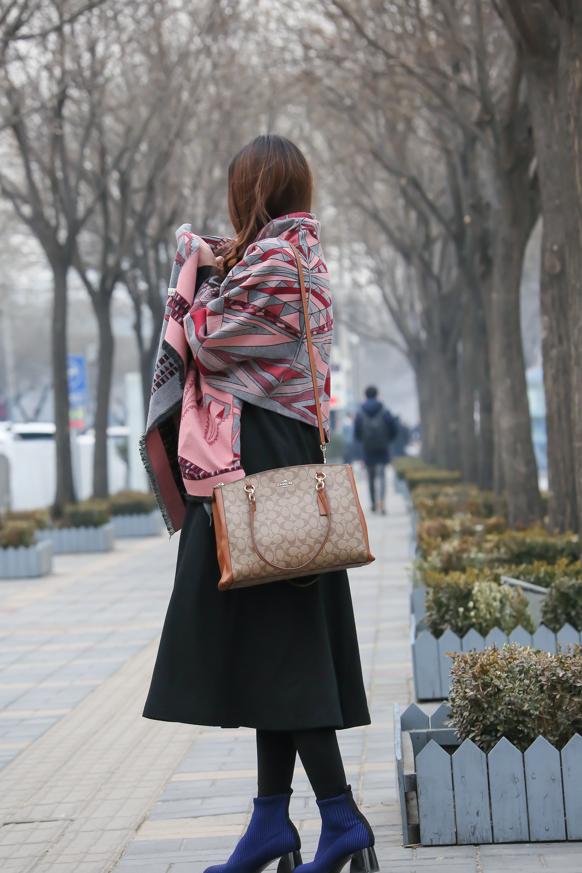 街拍:冬天的围巾,原来可以这样有型