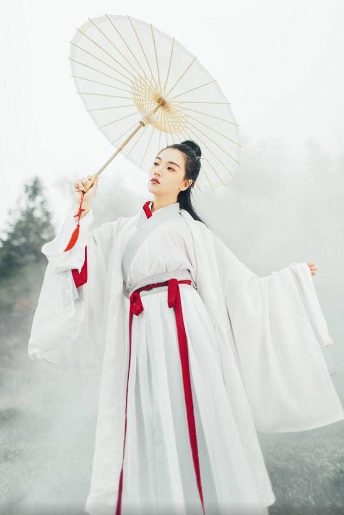红裙美女翩翩起舞,白衣美人雪中撑伞,古代的美女都这么漂亮吗?