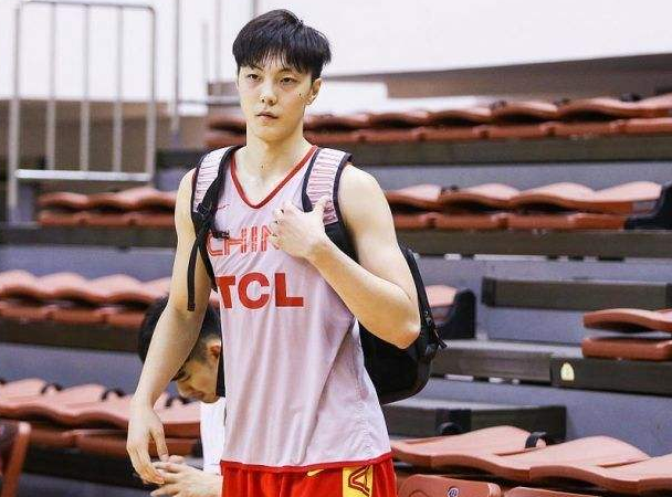 cba小将胡明轩现状:实力过人天赋强,40多岁妈妈保养如少女!