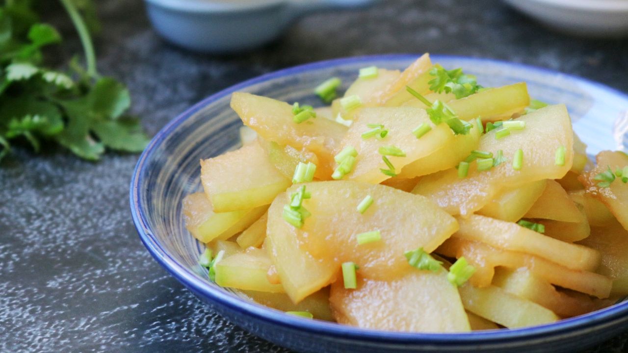 素炒冬瓜片,滋陰清熱,祛暑化溼,增進食慾