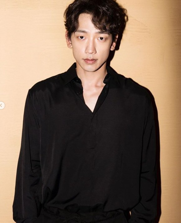 rain成功减重20斤 优越下颚线条引人注目