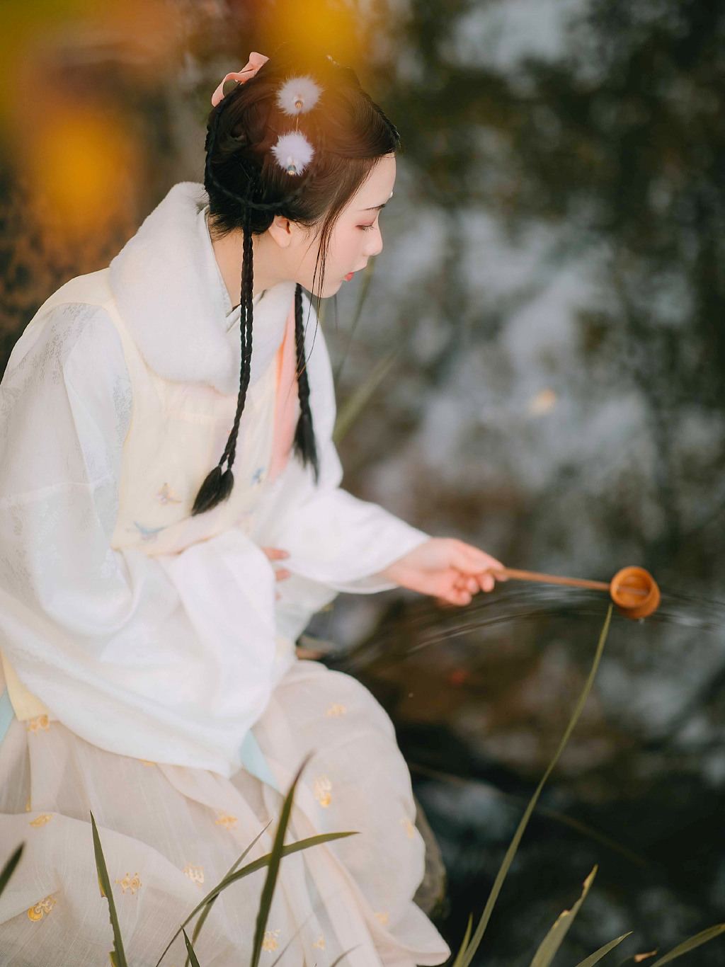 汉服古风:桂露对仙娥,星星下云逗,凄凉栀子落,山璺泣清漏