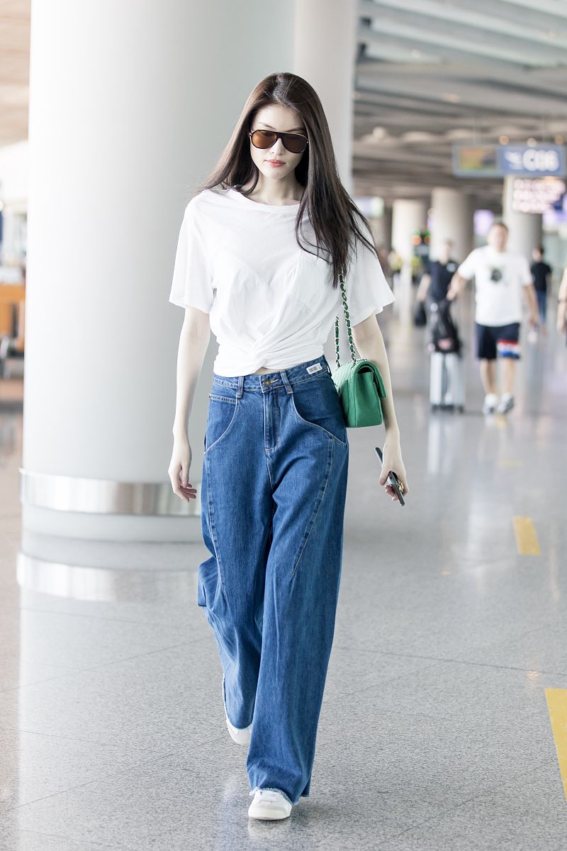 何穗街拍:白色褶皱t恤阔腿牛仔裤 chanel手袋小白鞋清爽高挑