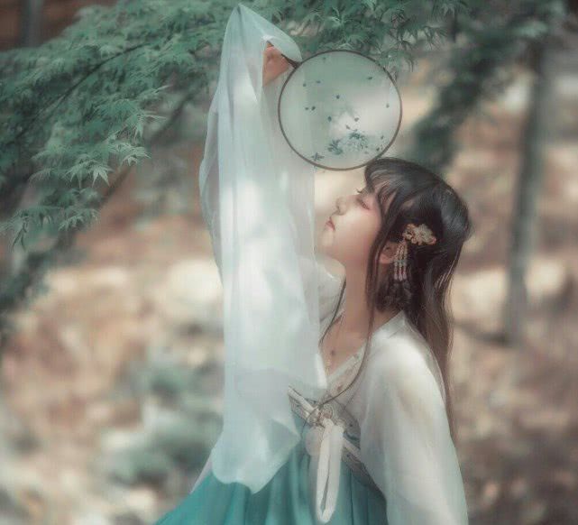 古风女子头像:我一个人走过千山万水,也没觉得孤独