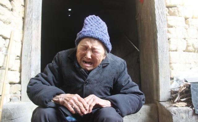 孙女一头栽进热水锅,奶奶还抱着孙子不撒手,网友:铁石心肠 孙女一头栽进热水锅,奶奶还抱着孙子不撒手,网友:铁石心肠