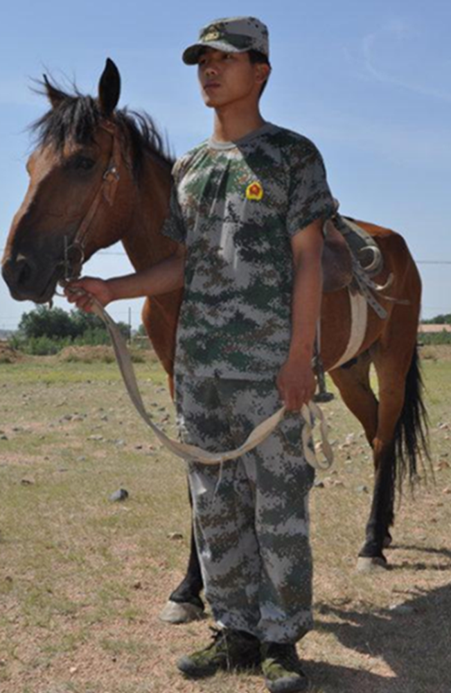 其实我们中国有很多军人骑马工作,他们就是帅气且英俊的骑兵部队!