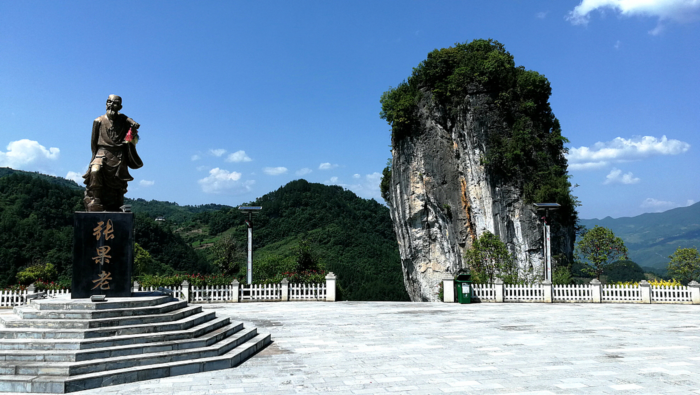 忠信镇石笋村,有一块巨石酷似白菜,人称"白菜石",成了当地一个旅游