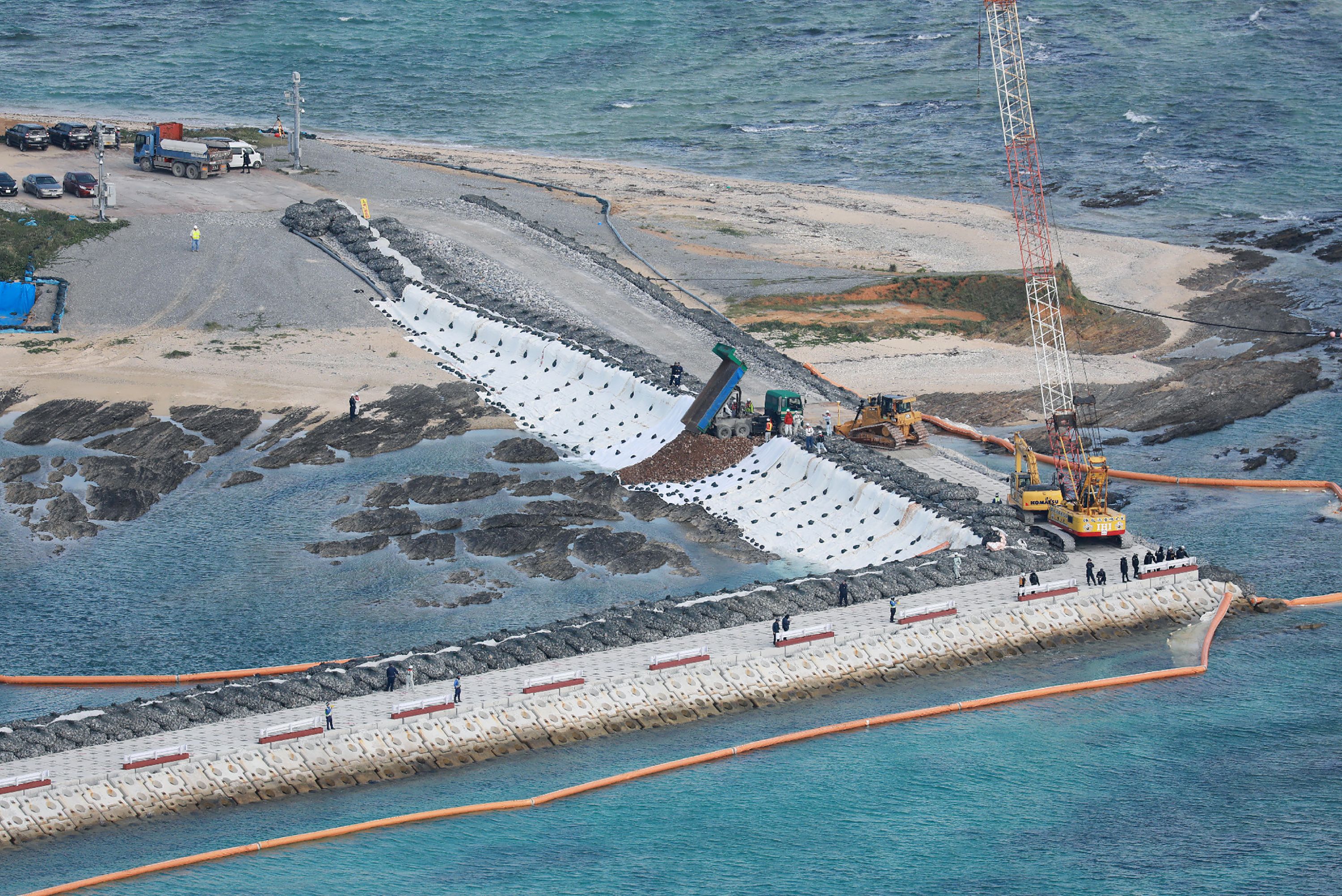 日本政府无视冲绳民意强行填海造地