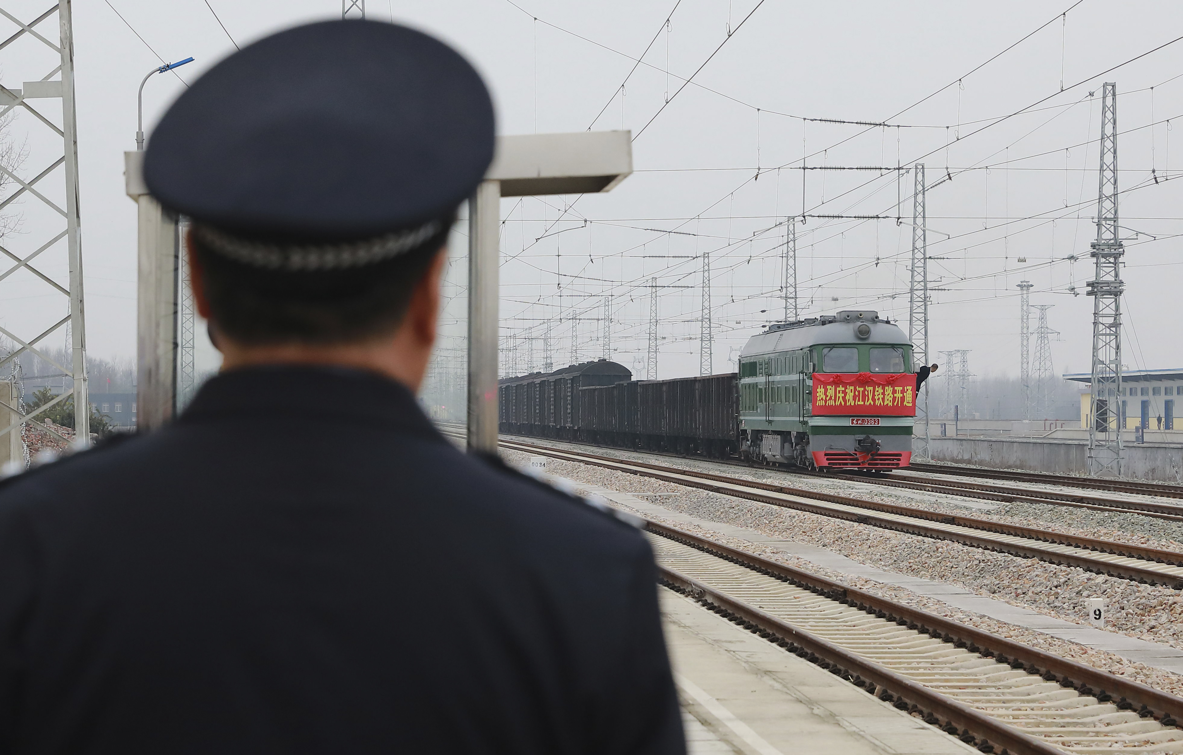 江汉平原货运铁路正式开通运营(2)