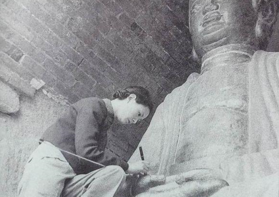 这一张照片1937年七月,林徽因爬上五台山佛光寺的经幢,进行实地测绘