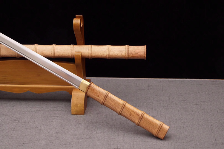 竹节唐刀 :全长约101 cm 柄长25cm 刃长70cm 刃宽3.2cm.