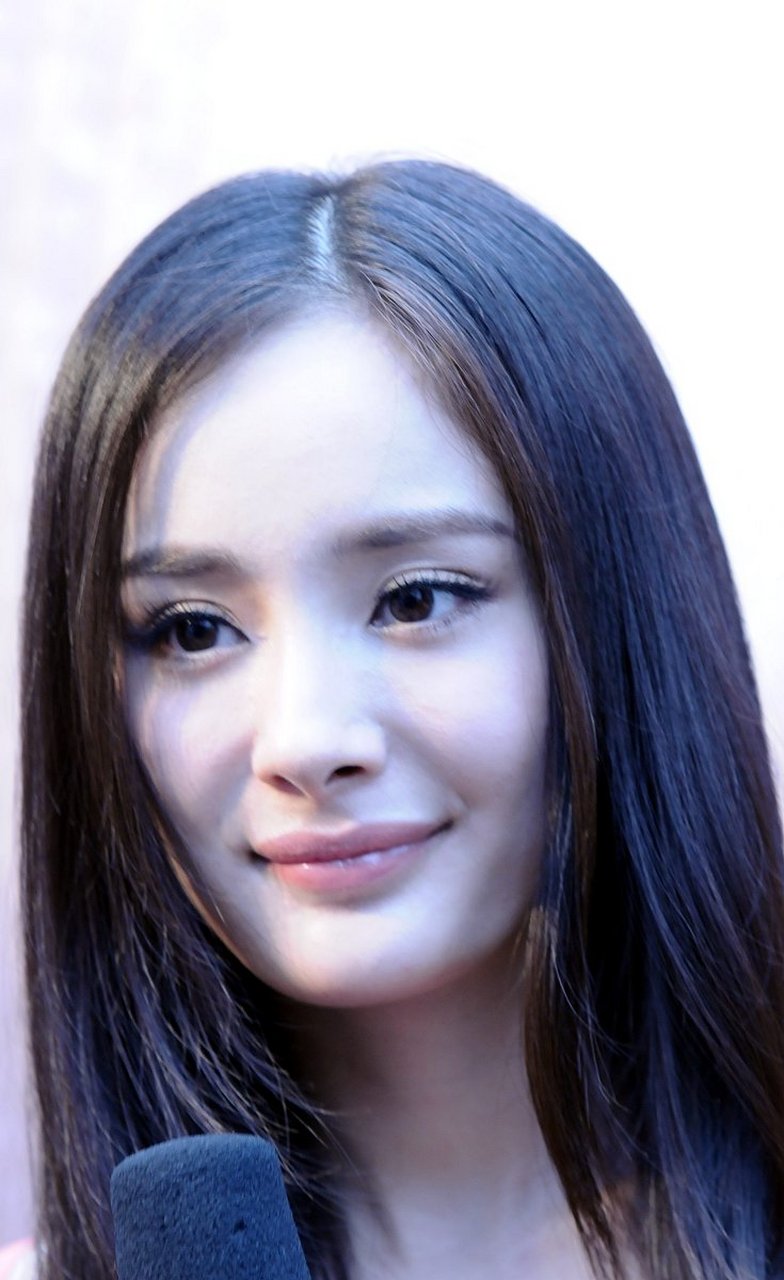 她是尊重还是亵渎传统文化  近日,杨幂身穿马面裙却因裙门穿歪引发