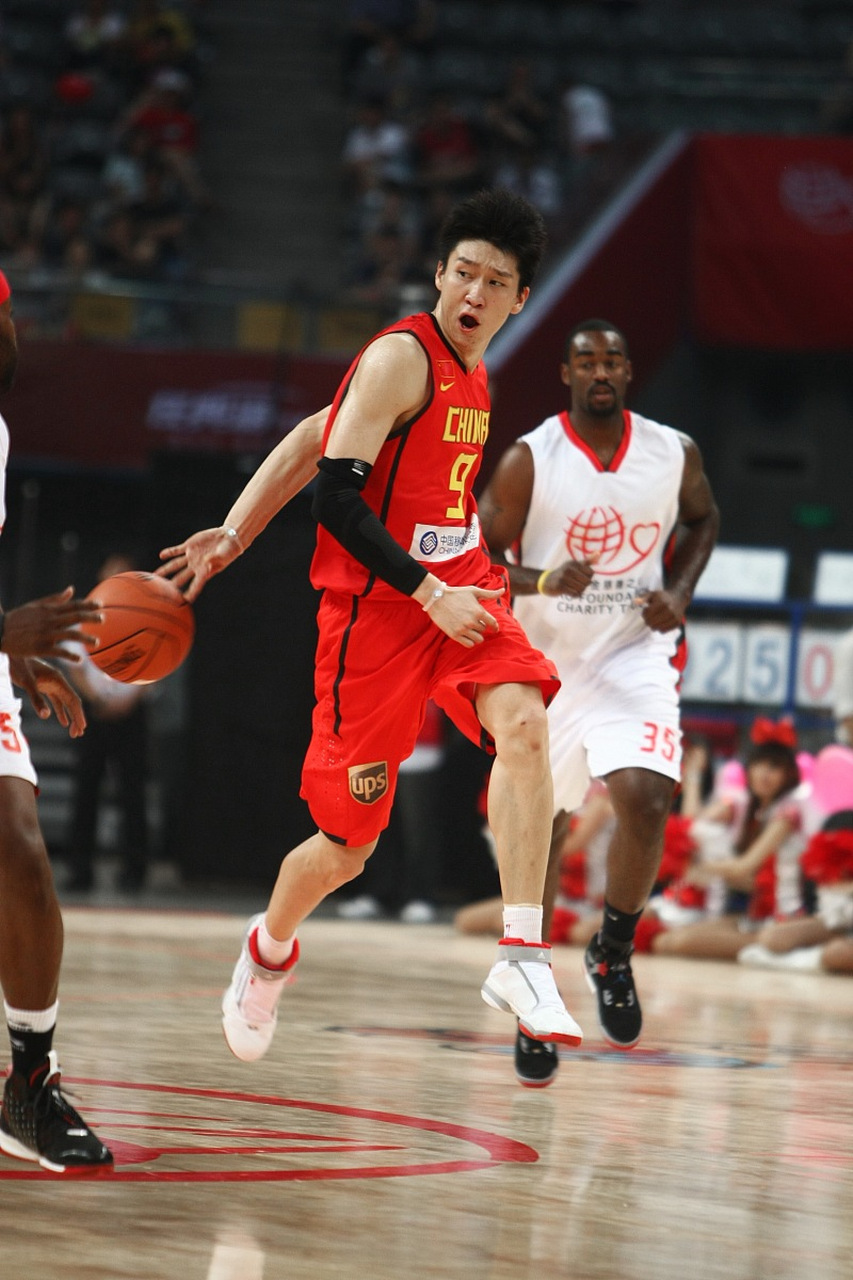 篮球如何练习行进间胸前传球?