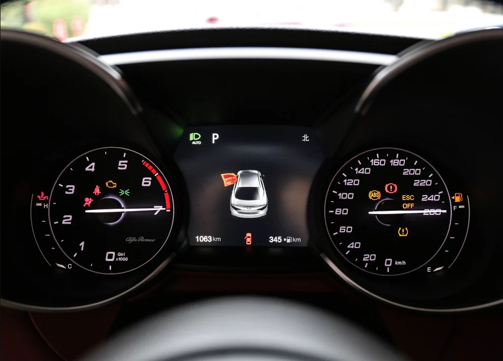 阿尔法·罗密欧-giulia外形与内饰设计风格赏析