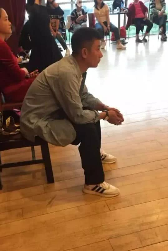 文章光头造型遭路人拍摄,片场朝路人砸手机,脾气火爆