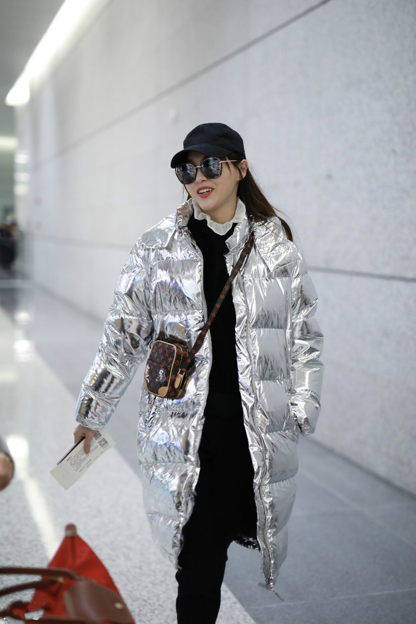 唐嫣穿银色羽绒服现身机场,戴黑色棒球帽和墨镜皮肤白皙