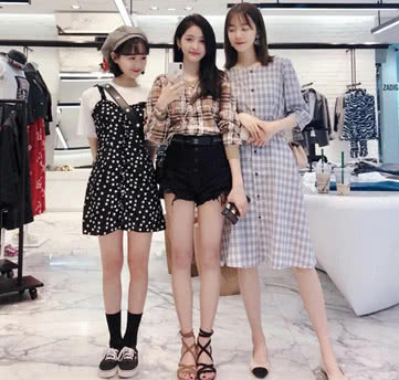 吴宣仪李子璇逛街晒自拍照,右边小姐姐却成了亮点:求联系方式!