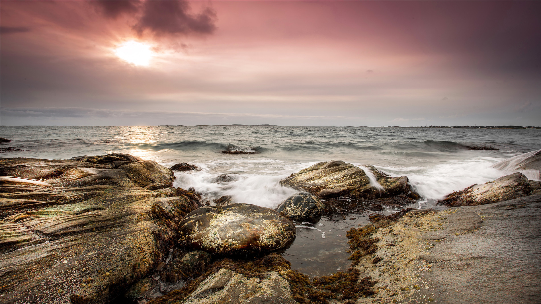 海上风光无限好,礁石是点缀,蓝天来作陪衬