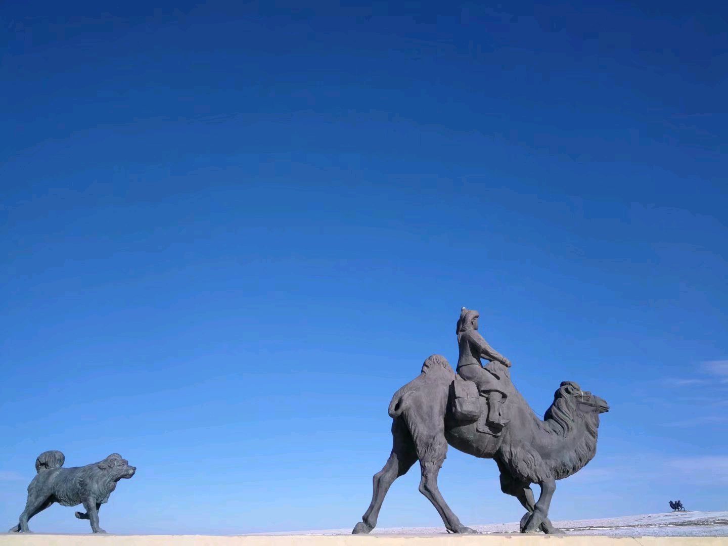 苏尼特草原上的骆驼雕塑