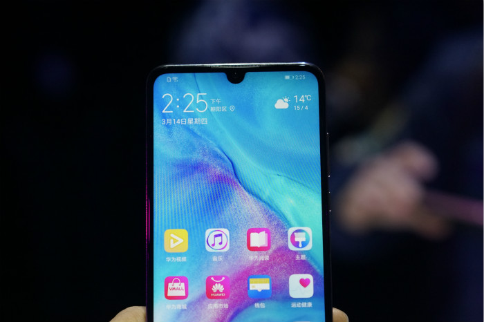 采用3200w前置相机的华为nova4e,在美颜上下了点功夫