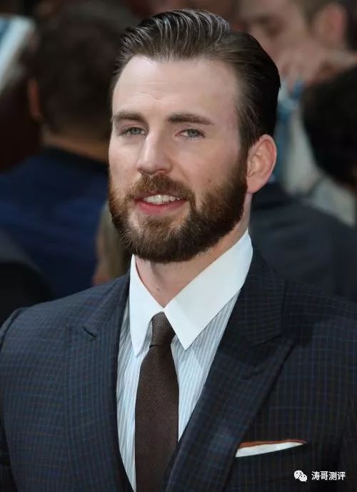 在漫画中,冬兵巴基成为了二代美队 而mcu中巴基的演员塞巴斯蒂安 和