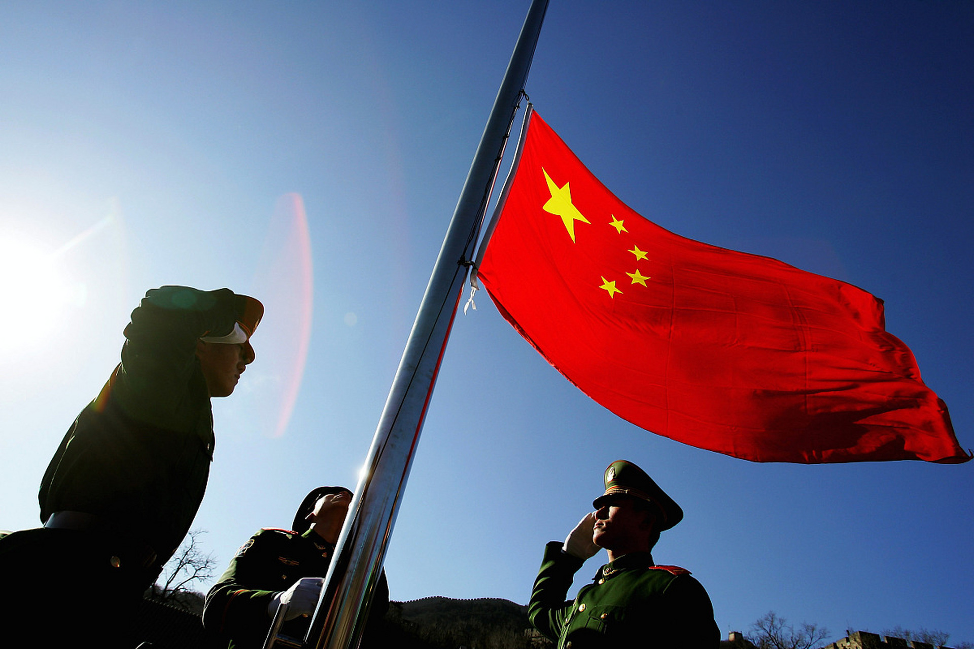 的小小世界里,我们享受着安宁的生活,但这一切的背后是军人同志们默默