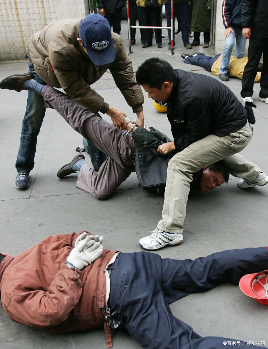 那人手里拿着一个包,里面好像是凶器.他心里害怕,不敢睡觉