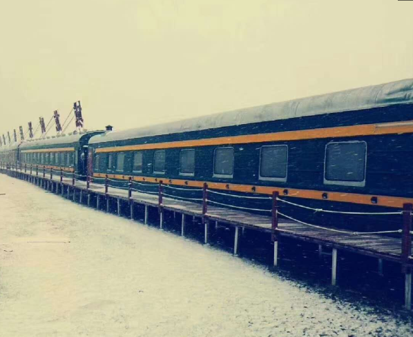 风雪中行驶的绿皮火车,也是一道流动的风景.