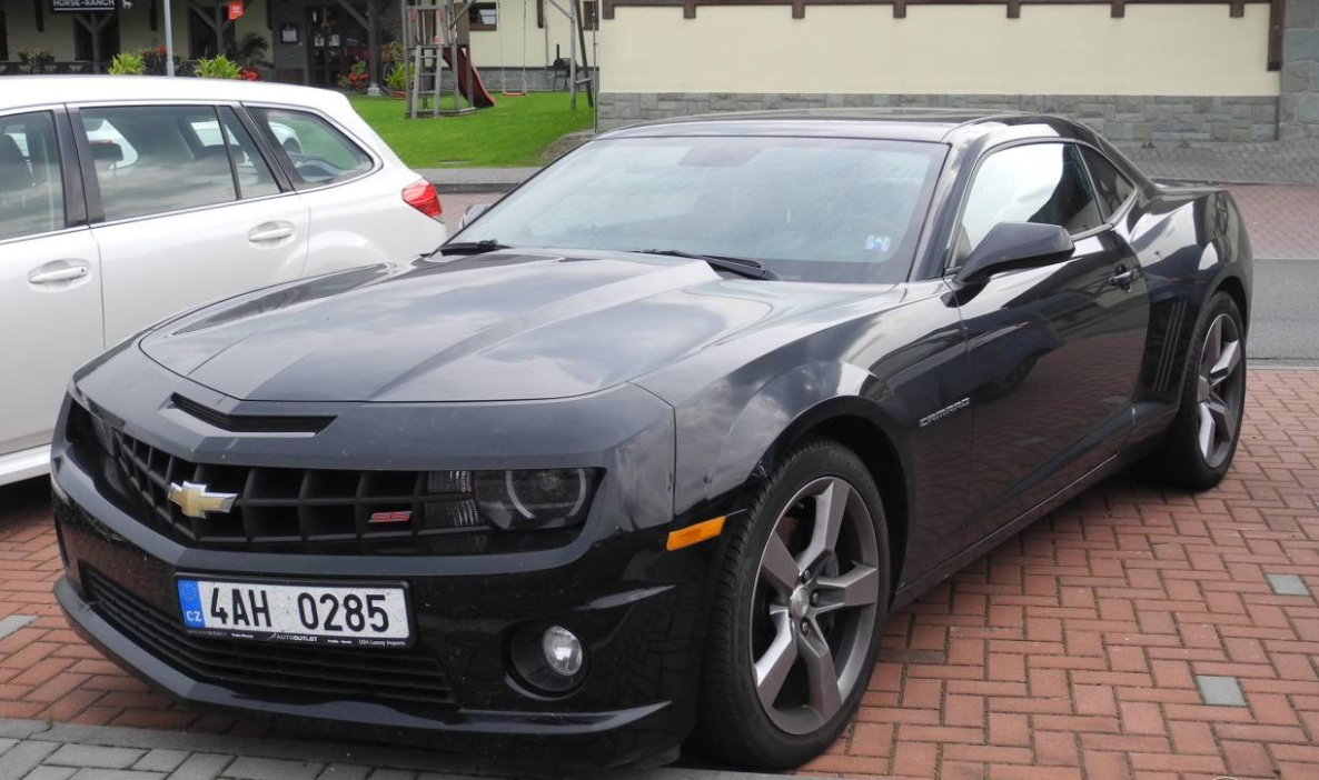 这款雪佛兰科迈罗ss敞篷车,经典大气魅力十足,是年轻人的最爱