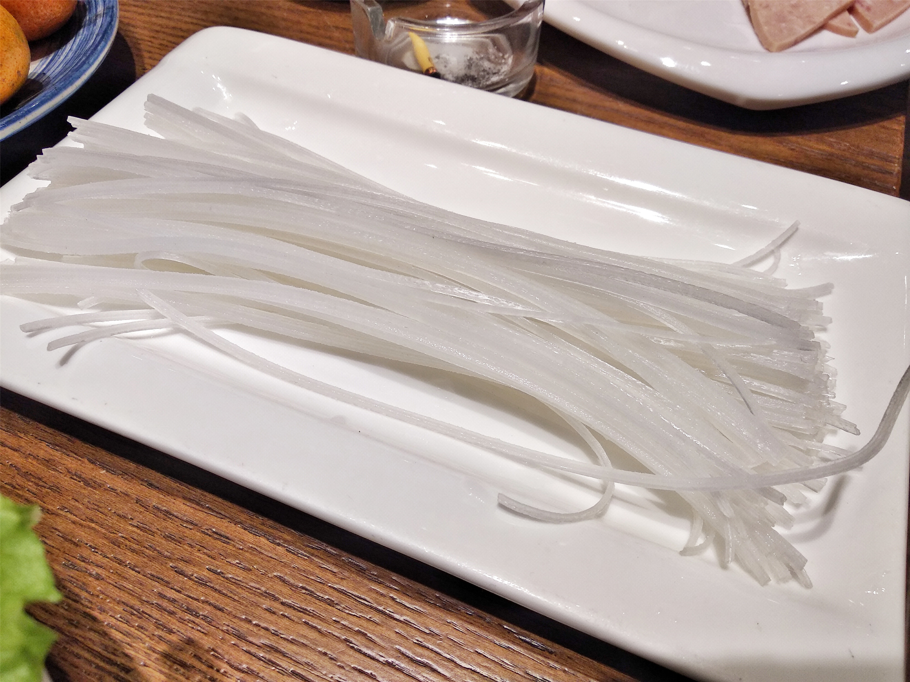 一家四口吃了顿火锅,才花了110元,种类挺多,就是盘子大菜少